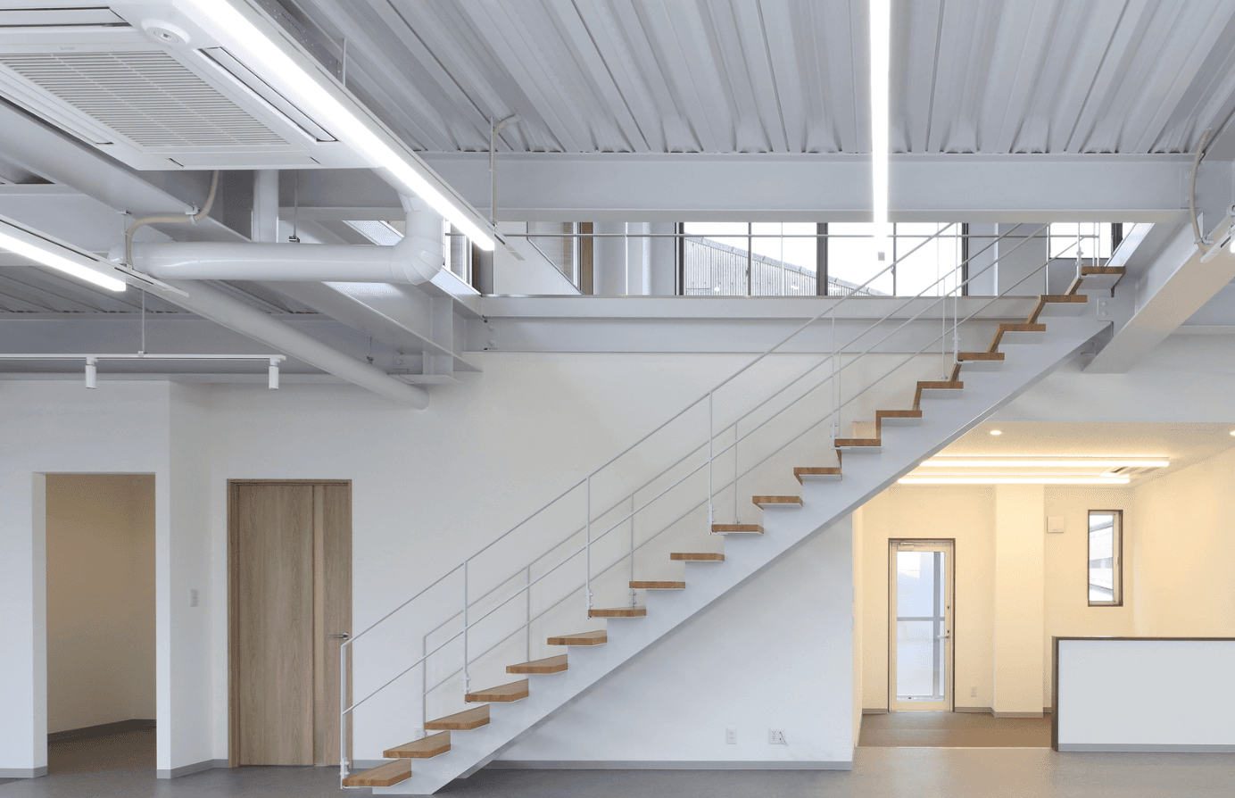 吹き抜け階段 - 鉄骨構造を活かしたデザイン