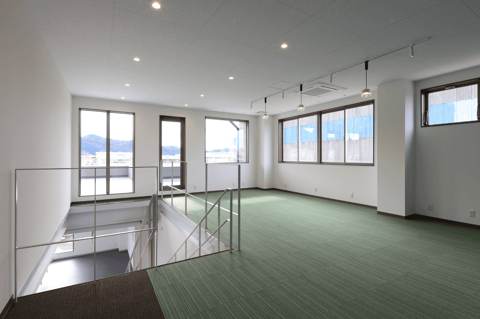 2階オフィススペース - 明るい開放的な空間