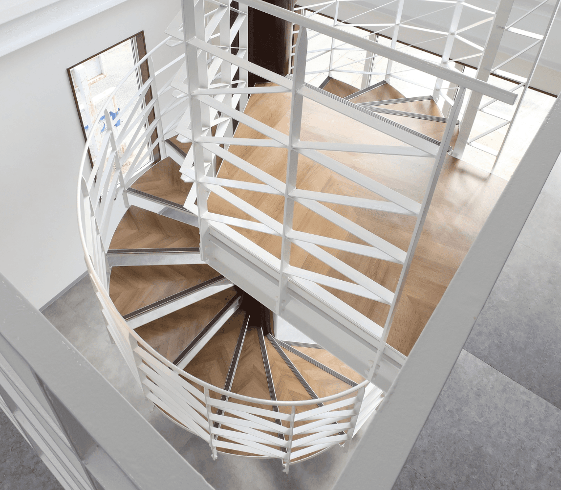 螺旋階段 俯瞰 - 木と鉄の調和