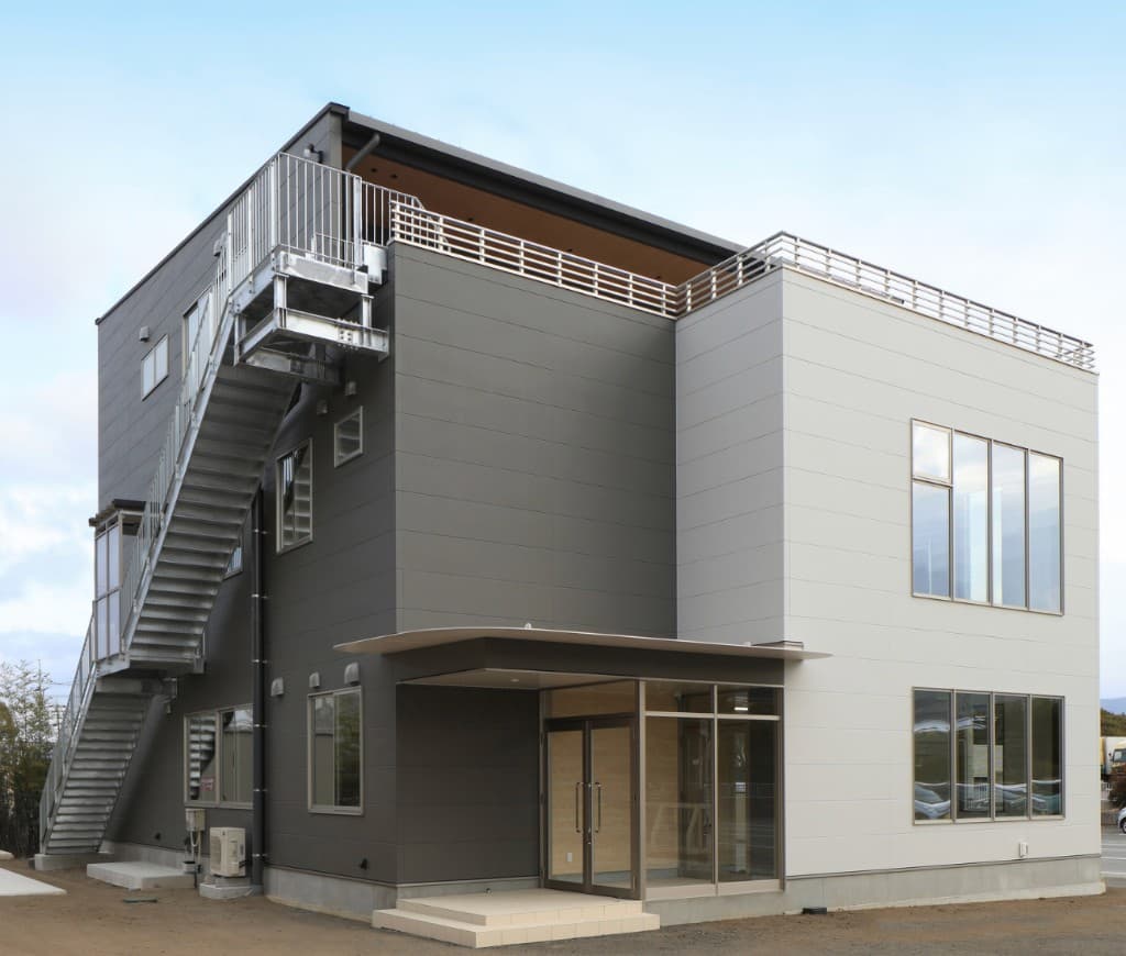 新社屋外観 - エントランス